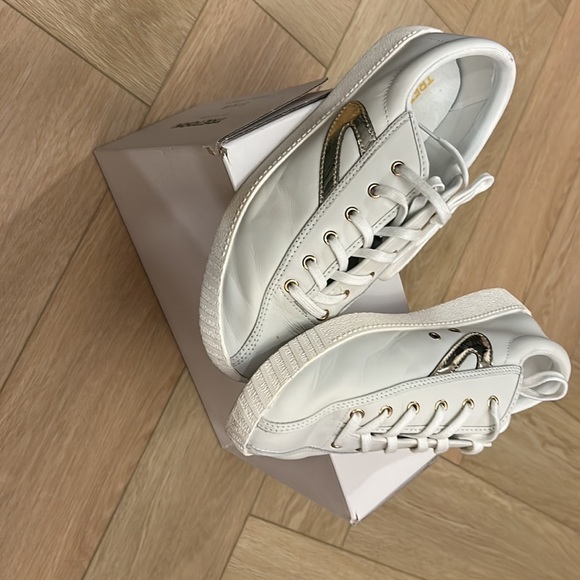 Gently used Tretorn Nylite2 Gold & White Leather size 10M - Picture 3 of 4